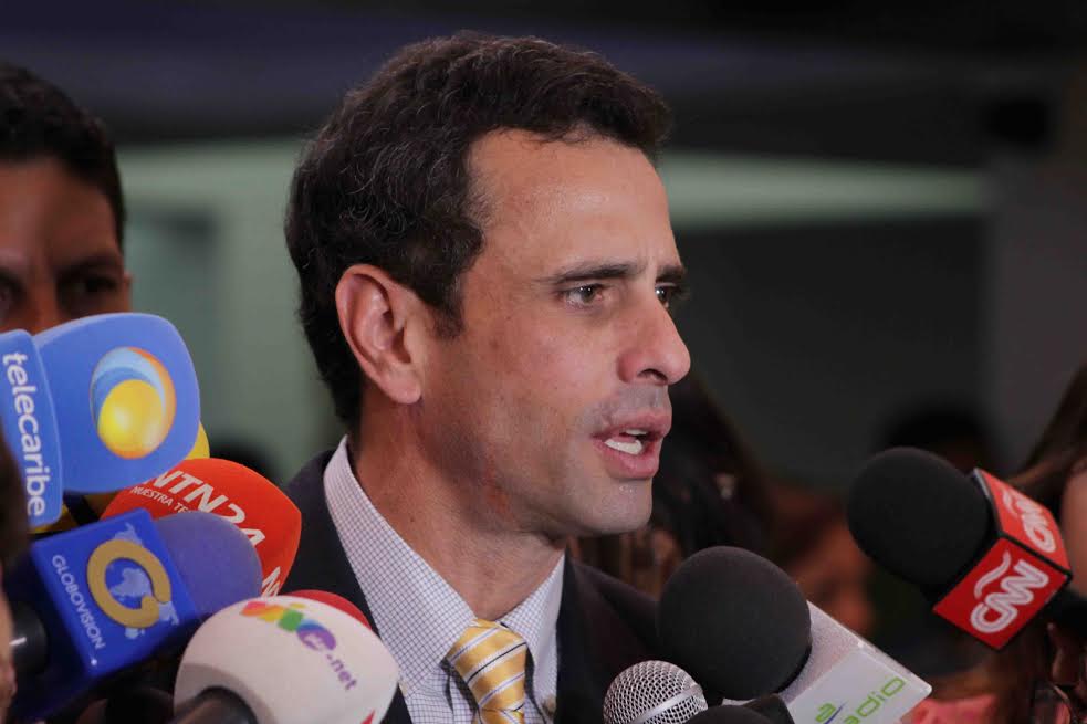 Capriles viaja hoy a Argentina para tratar con Macri la crisis de Venezuela