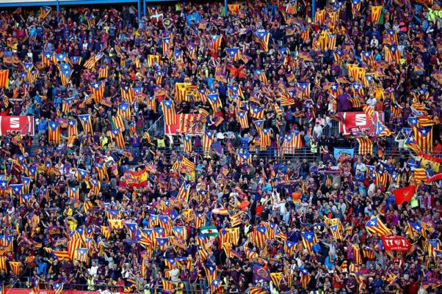 La afición del FC Barcelona en las gradas del estadio Vicente Calderón, en Madrid, donde esta noche se disputa la final de la Copa del Rey entre el Sevilla FC y el FC Barcelona. EFE