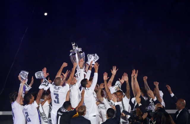 Soccer Football - Atletico Madrid v Real Madrid - UEFA Champions League Final - Santiago Bernabeu Stadium, Madrid, Spain - 29/5/16 Real Madrid players hold up the Champions League trophy during a victory ceremony. REUTERS/Susana Vera