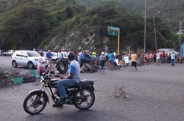 Protestan en Puerto Cabello por falta de comida