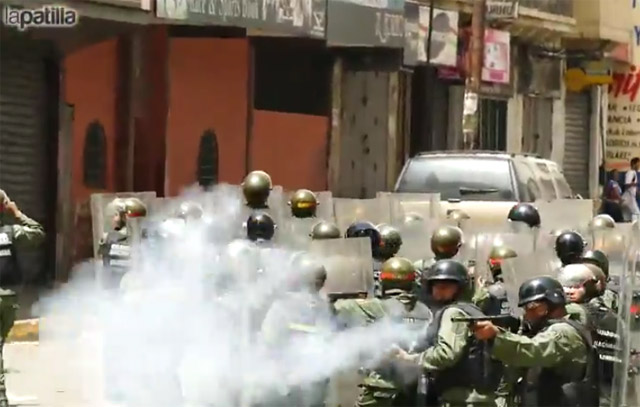 EXCLUSIVO: Gases, perdigones y candelita. Así estuvo encendida Av. Fuerzas Armadas de Caracas
