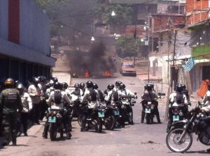 Fuertes disturbios en La Vega: Un GNB y un PNB heridos de bala (fotos)