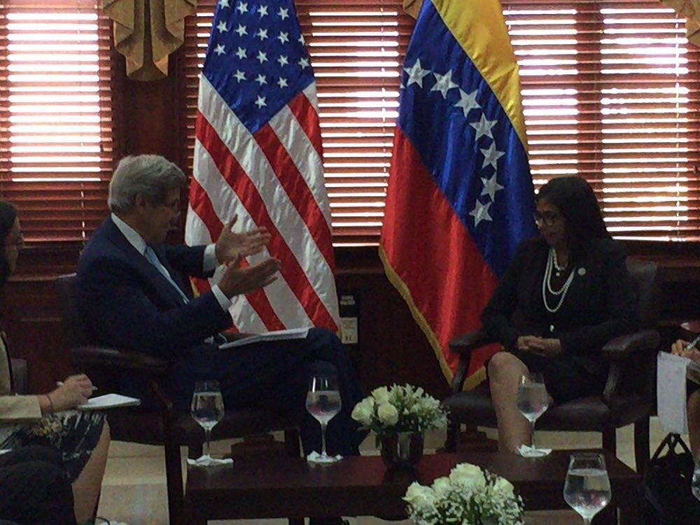 Delcy Rodríguez y John Kerry se reúnen durante asamblea de la OEA (Fotos)
