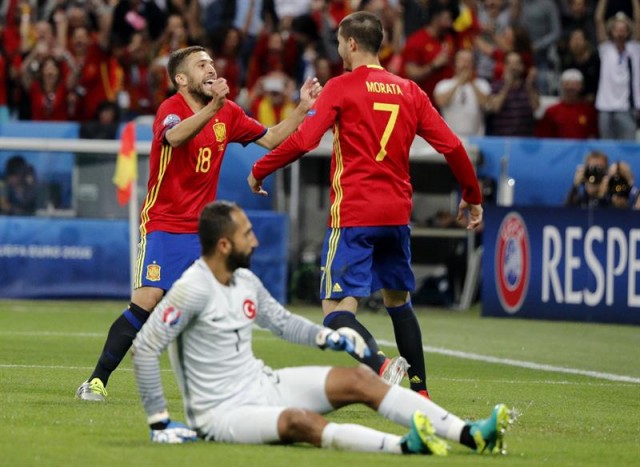 España golea a Turquía, con doblete de Morata, y avanza a octavos de final