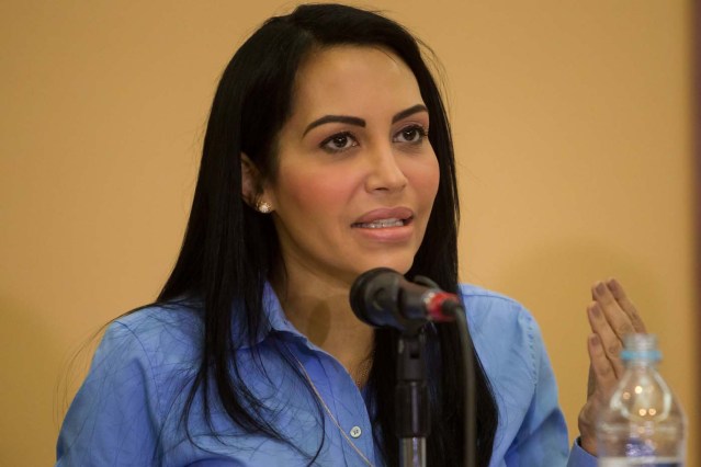 CAR01. CARACAS (VENEZUELA), 16/06/2016.- La diputada de la Asamblea Nacional Delsa Solorzano ofrece declaraciones a la prensa hoy, jueves 16 de junio del 2016, en la ciudad de Caracas (Venezuela). Unos 1.200 venezolanos, de los más de 1,3 millones que firmaron para iniciar un proceso de referendo revocatorio para cesar el mandato del presidente Nicolás Maduro, anularon su firma de ese proceso, informó hoy el vocero opositor Carlos Ocariz. EFE/MIGUEL GUTIÉRREZ