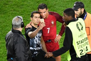 El selfie de un fanático con Cristiano Ronaldo que traería una multa a la selección
