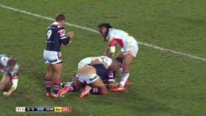 ¡Lo desnudaron el plena cancha! El sexy accidente de un jugador de rugby que vas a ver una y otra vez