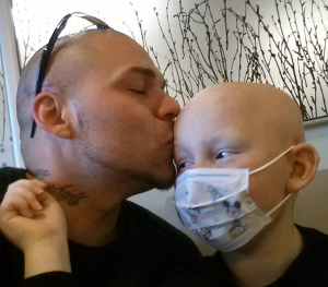 El emotivo gesto de un padre para apoyar a su hijo con cáncer (FOTO)