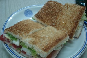 Preparar un simple sándwich en casa cuesta más de medio sueldo