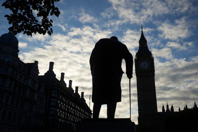 Una estatua de Winston Churchill es recortada por el Big Ben y las Casas del Parlamento en el centro de Londres el 24 de junio de 2016. Gran Bretaña votó para salir de la Unión Europea, dando un golpe atronador contra el bloque y extendiendo el pánico en los mercados mundiales el viernes mientras la libra esterlina se desplomaba a un mínimo de 31 años. / AFP PHOTO / Niklas HALLE'N