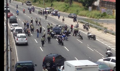 Tranca en la Francisco Fajardo a la altura de Los Ruices por procedimiento policial