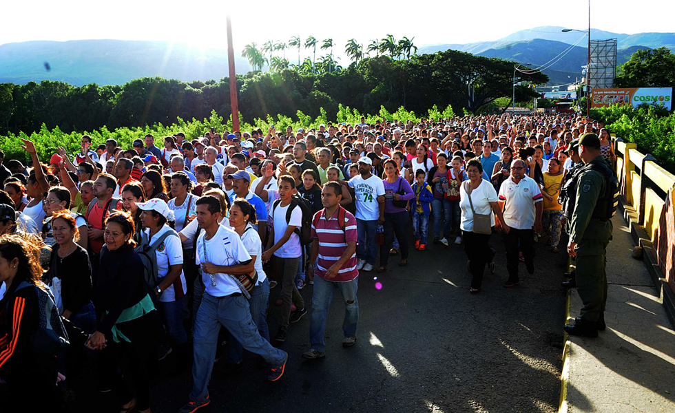 Impactantes FOTOS que dejan en ridículo a la “revolución” chavista: Venezolanos cruzando la frontera por alimentos