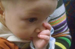 Los niños que se chupan el pulgar o se comen las uñas tienen menos alergias