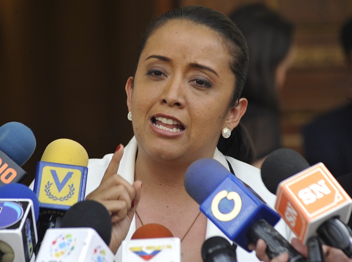 Diputada Gaby Arellano: Padrino López no representa la Fuerza Armada Nacional