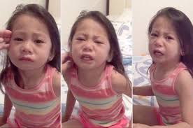 Esta niña creyó que su hermana estaba muriendo porque tenía el periodo (video)
