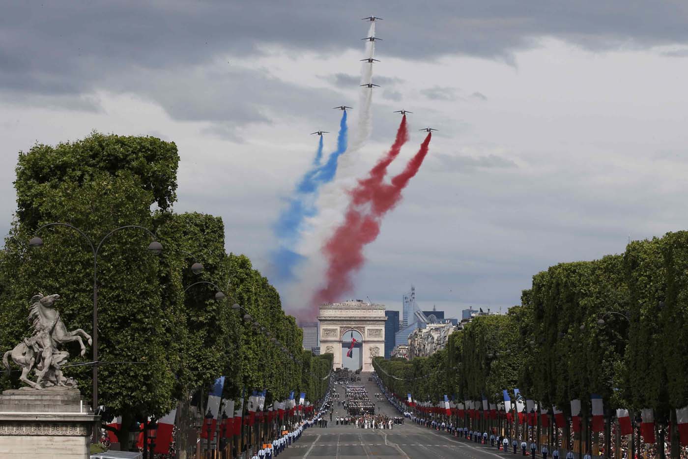Hollande preside por última vez como jefe de Estado desfile del Día de La Bastilla (Fotos)
