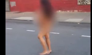 ¡Drogada hasta las metras! Se desnudó en plena calle del Bronx (VIDEO)