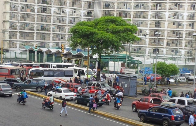 Protesta de transportistas en redoma de La India por inseguridad