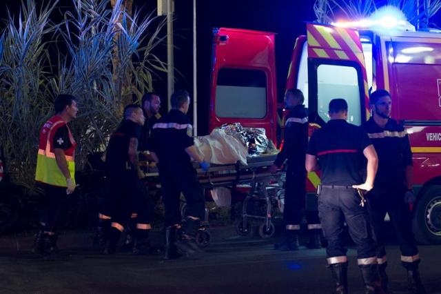 Heridos son evacuados del lugar en donde un camión chocó contra la multitud durante las celebraciones del Día de la Bastilla en Niza, Francia, 14 de julio de 2016. Foto: EFE