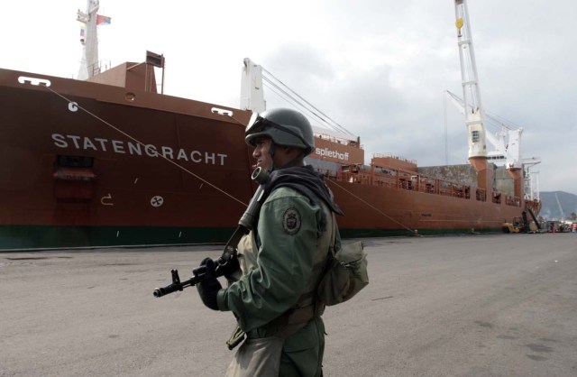 ARCHIVO - En esta imagen de archivo del 21 de marzo de 2009, un soldado patrulla en un muelle de Puerto Cabello, Venezuela, después de que el entonces presidente Hugo Chávez ordenara al personal y los navíos de la Marina que tomaran el control de los dos mayores puertos del país, Puerto Cabello y Maracaibo. El presidente Nicolás Maduro encargó en julio de 2016 al ministro de Defensa, el general Vladimir Padrino, que liderase la llamada "Gran misión de abastecimiento soberano". El objetivo es aumentar la producción y garantizar una distribución fluida de alimentos ante lo que Maduro considera un sabotaje económico por parte de sus opositores. (AP Foto/Howard Yanes, Archivo)