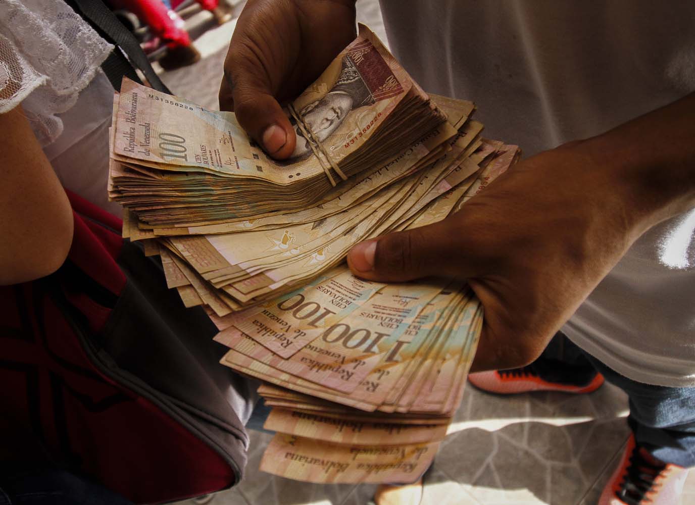 Así reaccionaron en redes sociales ante el regreso de los billetes de 100 bolívares