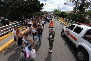 Miles de venezolanos cruzaron la frontera con Colombia en busca de alimentos y medicinas