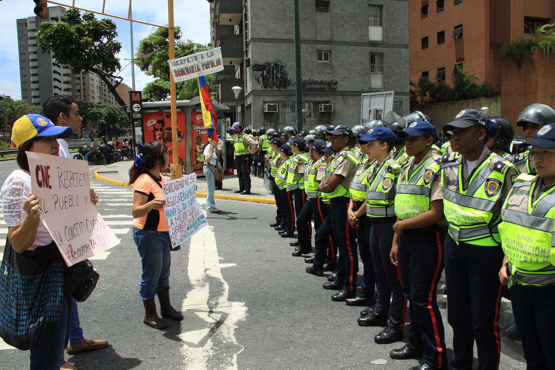 Piquetes policiales no dejaron avanzar marcha opositora hasta el CNE