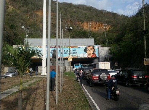 Fuerte cola en la Caracas-La Guaira causa autobús de la alcaldía de Vargas
