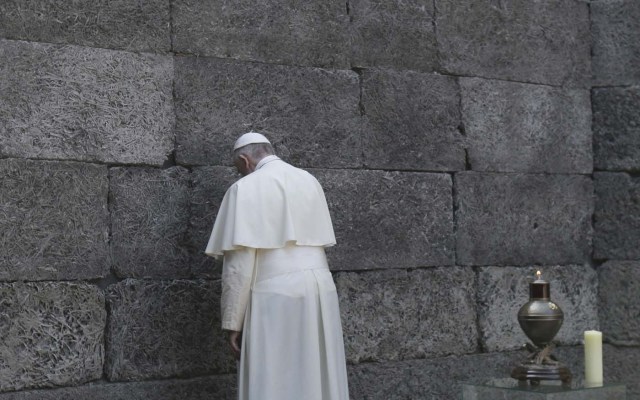 Pope Francis pays respects by the death wall in the former Nazi German concentration and extermination camp Auschwitz-Birkenau in Oswiecim, Poland, July 29, 2016.    REUTERS/David W Cerny