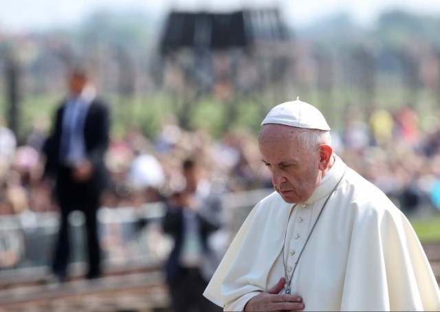 2016-07-29T093629Z_1713338023_S1BETSIODXAA_RTRMADP_3_POPE-POLAND