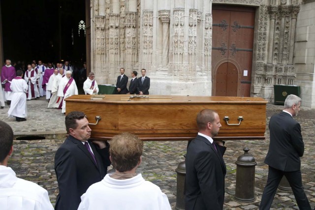 Pallbearers carry the coffin of slain French parish priest Father Jacques Hamel after a funeral ceremony at the Cathedral in Rouen, France, August 2, 2016.  Father Jacques Hamel was killed last week in an attack on a church at Saint-Etienne-du-Rouvray near Rouen that was carried out by assailants linked to Islamic State.     REUTERS/Jacky Naegelen