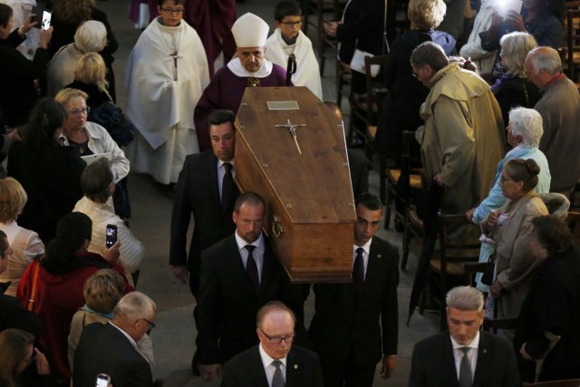 Pallbearers carry the coffin of slain French parish priest Father Jacques Hamel after a funeral ceremony at the Cathedral in Rouen, France, August 2, 2016.  Father Jacques Hamel was killed last week in an attack on a church at Saint-Etienne-du-Rouvray near Rouen that was carried out by assailants linked to Islamic State.     REUTERS/Charly Triballeau/Pool
