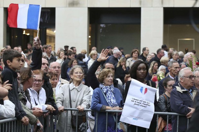 Mourners react outside the Cathedral in Rouen after a funeral service in memory of slain French parish priest Father Jacques Hamel in Rouen, France, August 2, 2016.  Father Jacques Hamel was killed last week in an attack on a church at Saint-Etienne-du-Rouvray near Rouen that was carried out by assailants linked to Islamic State.   REUTERS/Jacky Naegelen