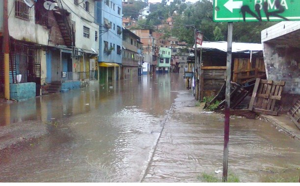 Se desbordó el río Guaire en Petare (FOTOS)