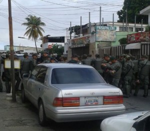 Reportan que efectivos de la GNB custodian sede del CNE Lara por la llegada de Capriles