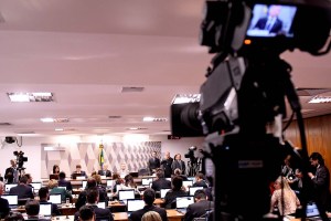 Comisión del Senado de Brasil vota a favor de destituir a Rousseff