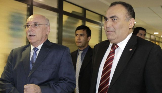 El canciller paraguayo, Eladio Loizaga (i), y el candidato a embajador para Venezuela, Enrique Jara 