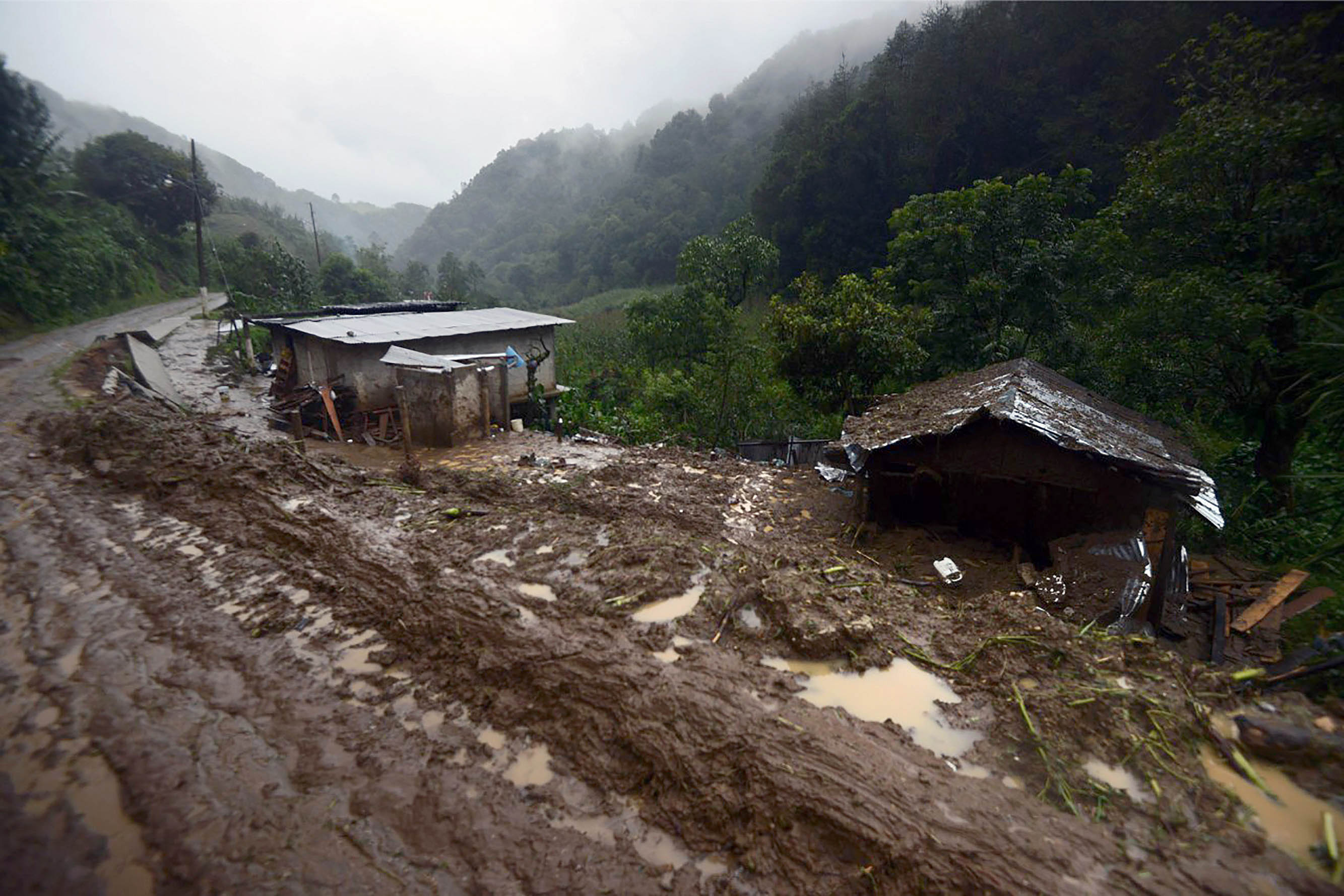 Un muerto y varios desaparecidos en deslave por tormenta Earl en México