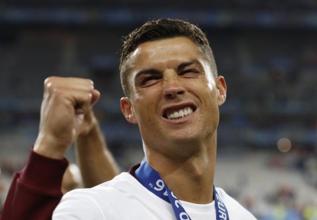 El delantero portugués Cristiano Ronaldo, celebrando tras ganar la Eurocopa 2016 en París, el 10 de julio de 2016. El futbolista Cristiano Ronaldo prometió volver fortalecido la próxima temporada tras haber sufrido una lesión de rodilla en la final de la Eurocopa que ganó Portugal a principios de mes. REUTERS/Carl Recine