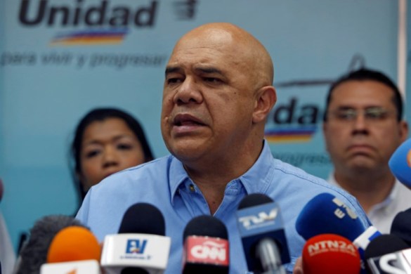 El secretario ejecutivo de la MUD, Jesús Torrealba, habla con los medios durante una conferencia de prensa en Caracas, Venezuela. 26 de julio de 2016. La oposición venezolana exigió el martes al árbitro electoral que dé la fecha para la recolección de las firmas necesarias para la convocatoria a un referéndum revocatorio del mandato del presidente Nicolás Maduro. REUTERS/Carlos Jasso