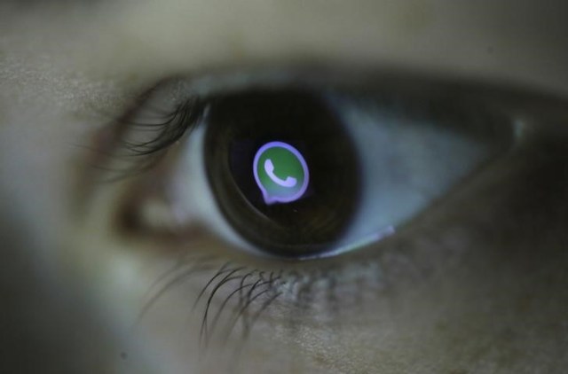 El logo de WhatsApp reflejado en el ojo de una persona REUTERS/Dado Ruvic