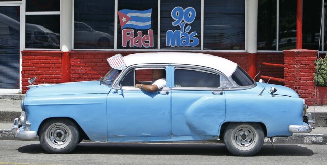 HAB101. LA HABANA (CUBA), 09/08/2016.- Un vehículo pasa hoy, martes 09 de agosto del 2016, en La Habana (Cuba), junto a un mensaje alusivo al cumpleaños 90 del líder de la revolución cubana Fidel Castro este próximo sábado 13 de agosto. EFE/Ernesto Mastrascusa
