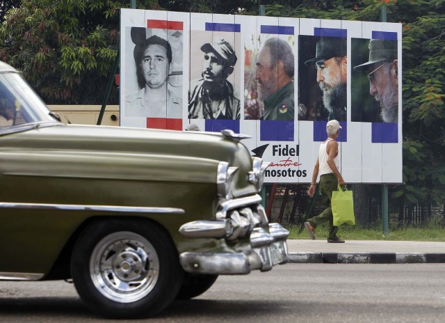 HAB101. LA HABANA (CUBA), 09/08/2016.- Un vehículo pasa hoy, martes 09 de agosto del 2016, en La Habana (Cuba), junto a un cartel alusivo al cumpleaños 90 del líder de la revolución cubana Fidel Castro este próximo sábado 13 de agosto. EFE/Ernesto Mastrascusa