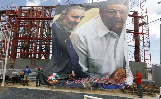 HAB116. LA HABANA (CUBA), 12/08/2016.- Varios obreros despliegan una imagen gigante hoy, viernes 12 de agosto del 2016, del presidente cubano Raúl Castro, junto a su hermano y líder de la revolución cubana Fidel Castro, quien cumple 90 años el próximo sábado 13 de agosto, en La Habana (Cuba). Fidel Castro cumple 90 años y aunque la fecha exacta es el 13 de agosto, Cuba lleva ya meses celebrando este hito con homenajes como la composición de una sinfonía, una página web, la apertura de lugares de interés histórico e incluso una peregrinación en bicicleta hasta el pueblo natal del expresidente. EFE/Ernesto Mastrascusa
