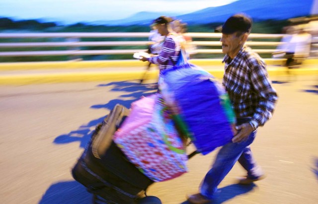GRA071 CÚCUTA (COLOMBIA), 13/08/2016.- La frontera de Colombia y Venezuela, que permanecía cerrada desde hace casi un año, fue reabierta hoy al paso peatonal y miles de venezolanos pasaron a la ciudad de Cúcuta para comprar alimentos y medicinas. Horas antes de la apertura, que se produjo a las 05.00 hora colombiana (10.00 GMT) tal y como estaba previsto, miles de personas se reunieron en el lado venezolano del Puente Internacional Simón Bolívar, que une la localidad colombiana de Cúcuta y la venezolana de San Antonio del Táchira. EFE/MAURICIO DUEÑAS CASTAÑEDA