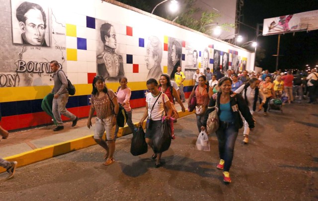GRA067 CÚCUTA (COLOMBIA), 13/08/2016.- La frontera de Colombia y Venezuela, que permanecía cerrada desde hace casi un año, fue reabierta hoy al paso peatonal y miles de venezolanos pasaron a la ciudad de Cúcuta para comprar alimentos y medicinas. Horas antes de la apertura, que se produjo a las 05.00 hora colombiana (10.00 GMT) tal y como estaba previsto, miles de personas se reunieron en el lado venezolano del Puente Internacional Simón Bolívar, que une la localidad colombiana de Cúcuta y la venezolana de San Antonio del Táchira. EFE/MAURICIO DUEÑAS CASTAÑEDA