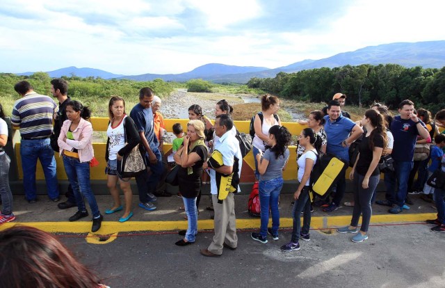 GRA100. CÚCUTA (COLOMBIA), 13/08/2016.- Ciudadanos procedentes de Venezuela entran a Colombia por el puente Simón Bolívar hoy, sábado 13 de Agosto de 2016 en Cúcuta (Colombia). La frontera de Colombia y Venezuela, que permanecía cerrada desde hace casi un año, fue reabierta hoy al paso peatonal y miles de venezolanos pasaron a la ciudad de Cúcuta para comprar alimentos y medicinas. Horas antes de la apertura, que se produjo a las 05.00 hora colombiana (10.00 GMT) tal y como estaba previsto, miles de personas se reunieron en el lado venezolano del Puente Internacional Simón Bolívar, que une la localidad colombiana de Cúcuta y la venezolana de San Antonio, según pudo constatar Efe. EFE/MAURICIO DUEÑAS CASTAÑEDA