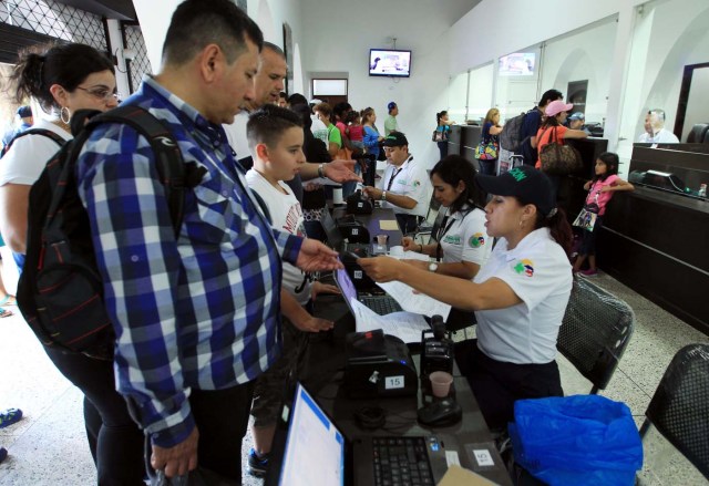 COL03. SAN ANTONIO (VENEZUELA), 13/08/2016.- Venezolanos realizan trámites migratorios para ingresar a Colombia hoy sábado 13 de agosto de 2016, desde San Antonio (Venezuela). Alrededor de 20.000 ciudadanos de Venezuela ingresaron hoy a Colombia durante las primeras cinco horas en las que permaneció abierta la frontera entre ambos países que llevaba casi un año cerrada, informaron fuentes oficiales. EFE/MAURICIO DUEÑAS CASTAÑEDA