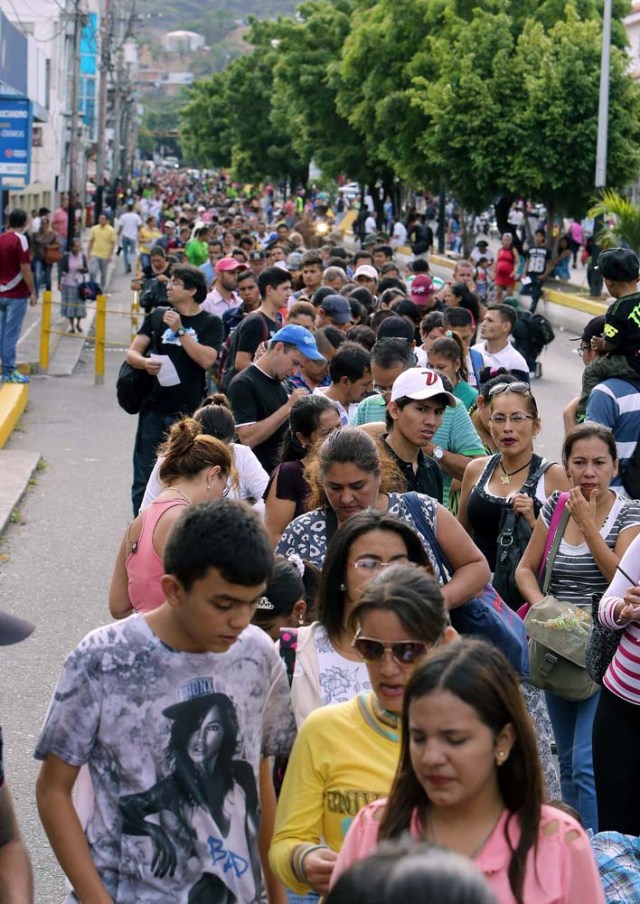 COL01. SAN ANTONIO (VENEZUELA), 13/08/2016.- Venezolanos hacen fila para salir por el puente internacional Simón Bolívar, frontera entre Colombia y Venezuela, hoy sábado 13 de agosto de 2016, en San Antonio (Venezuela). Alrededor de 20.000 ciudadanos de Venezuela ingresaron hoy a Colombia durante las primeras cinco horas en las que permaneció abierta la frontera entre ambos países que llevaba casi un año cerrada, informaron fuentes oficiales. EFE/MAURICIO DUEÑAS CASTAÑEDA