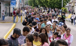 Unas cinco mil personas por hora se movilizan entre Colombia y Venezuela este #13Ago (fotos)